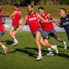Los jugadores del Almería se divierten jugando y entrenando.