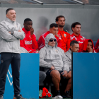 Álex Sola con la mano en la mejilla relegado al banquillo.