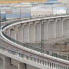 El puente del AVE entre Almería capital, Huércal y Viator ya tiene colocados los postes de la catenaria para la tensión eléctrica.