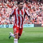 Miguel de la Fuente celebra su gol al Burgos en el Estadio de los Juegos Mediterráneos.