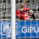 Cipenga vuela para celebrar su gol al filial de la Real Sociedad.