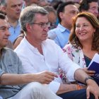 El presidente del PP, Alberto Núñez Feijóo (c), junto al presidente de la Junta de Andalucía, Juanma Moreno (i), y a la candidata número dos del PP al Parlamento europeo, Carmen Crespo, durante un acto de campaña de su partido, en la plaza de San Gonzalo de Sevilla, a 05 de junio de 2024, en Sevilla, Andalucía (España). Feijóo se ha desplazado a Sevilla para participar en el acto de campaña del Partido Popular de cara a las elecciones al Parlamento Europeo del próximo 9 de junio acompañado del presidente de la Junta de Andalucía, Juanma Moreno.

Francisco J. Olmo / Europa Press
05/6/2024