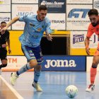 Lance del encuentro entre el Surseeds El Ejido Futsal y el Barça Futsal.
