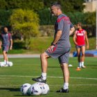 El técnico catalán en la hierba del Anexo.