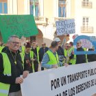 Concentración a las puertas del Ayuntamiento de Almería, en la Plaza Vieja, de los empleados de Surbus en huelga.