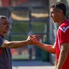 Saludo entre Pimienta y Vesga en el entrenamiento de este miércoles, ya que el vasco se reincorpora con el grupo.