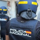 Dos agentes de la Policía Nacional.