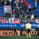 Zona visitante de la afición del Almería en el campo de Ipurua.