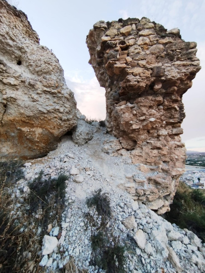 Desprendimiento visible y reciente en el cerro Castillo de Albox.