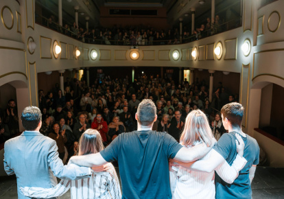 La compañía Venus en Escena saluda al público tras el éxito de 'Burundanga' en el Apolo.