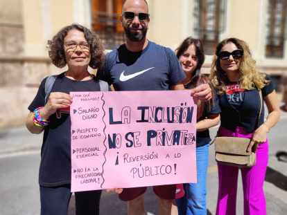 Asistentes a la concentración, con una pancarta.