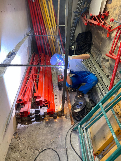 Los alumnos construyendo con sus propias manos.