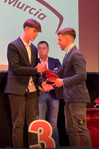 Daniel Hernandez recogiendo el trofeo al tercer clasificado