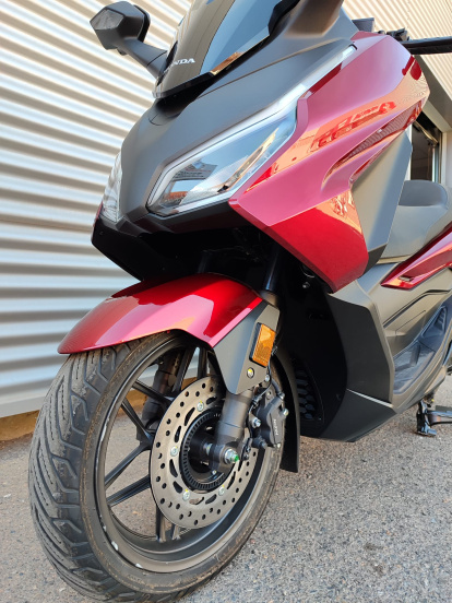 De serie incluye pantalla parabrisas regulable electronicamente y conector USB tipo C.