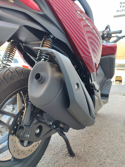 Motor de 330 cc con una potencia de 29 CV y una velocidad máxima de 137 km.