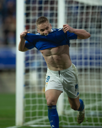 El delantero brasileño celebrando un gol con el Real Oviedo en el Carlos Tartiere.