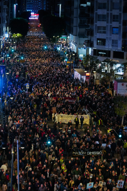 Centenares de personas durante una manifestación para exigir la dimisión de Mazón, a 1 de marzo de 2025, en Valencia.