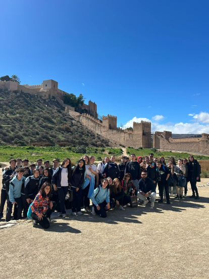 Los alumnos del CEIP Divina Infantita junto a los italianos en el Parque de la Hoya.