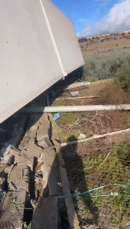 Tráiler volcado en El Puche.