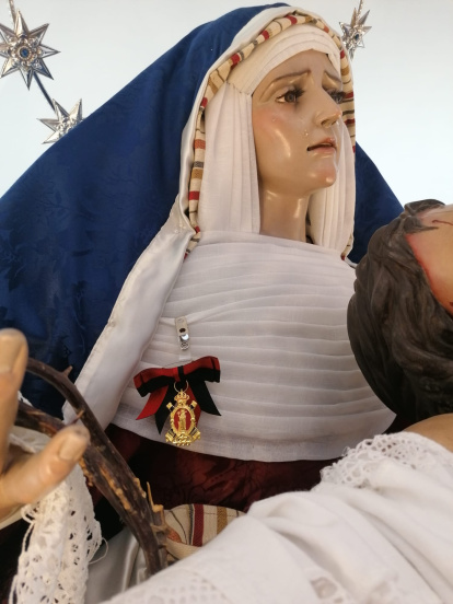 Imposición de la medalla conmemorativa del 500 aniversario de Santa Bárbara a la Virgen de la Piedad.