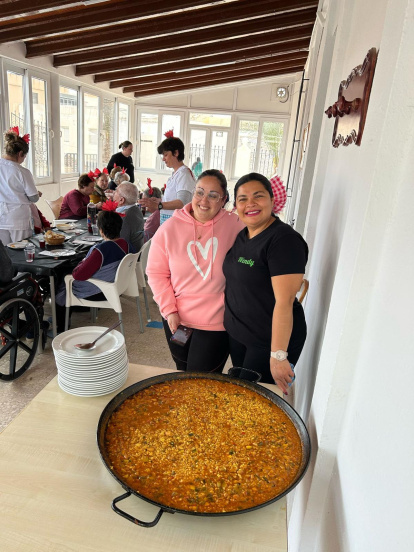 Los mayores del centro de día disfrutan de una paella.
