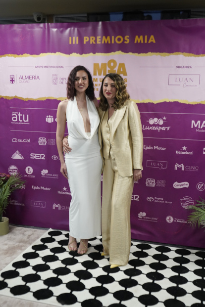 La cantante almeriense Mery Gil, una de las artistas invitadas de la gala, junto a María Montagut, fundadora de MIA.