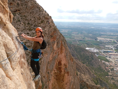 Isa A. en una vía ferrata en Almería.