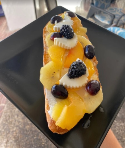 Tostadas con fruta variada, una de sus especialidades.