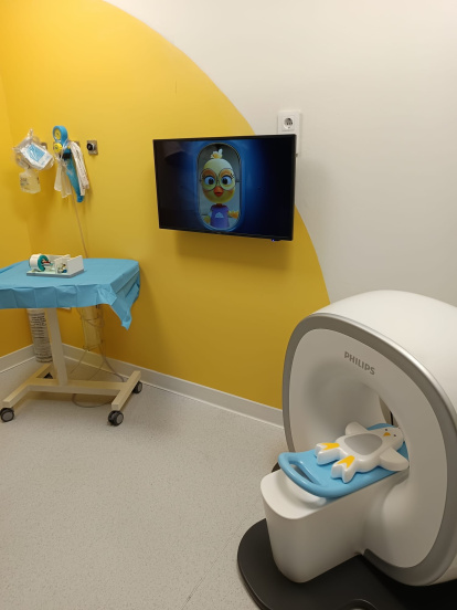 Mini máquina con los personajes de la aplicación en la sala de espera de resonancias.