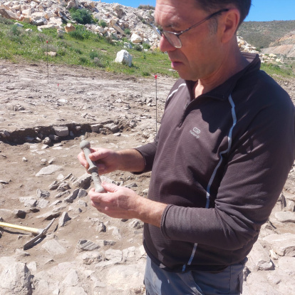 Momento del hallazgo de la maza en Macael Viejo.