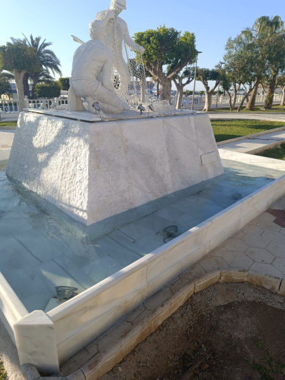 El Ayuntamiento de Garrucha ya ha llevado a cabo los trabajos de reparación y limpieza del Monumento del Pescador.