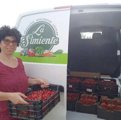 Ana cargando uno de sus coches de reparto.