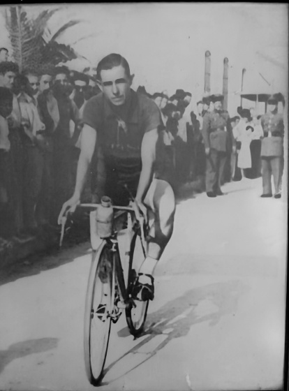 Puerta del Mar junto al Ayuntamiento de Adra septiembre del 1956.Toda Adra en la calle. (Foto familiar)
