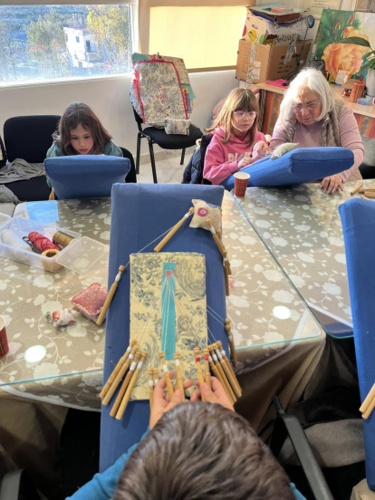 Los chicos y chicas del Antonio Relaño hacen encaje de bolillos.