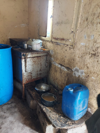 Una cocina dentro de una 'casa de lujo', al estar construida con bloques de cemento.