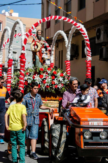 San Marcos en el remolque del tractor.