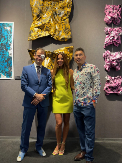 Ingrid Haubrich presenta su exposición 'Connected Gardens' en 1819 Gallery, de Singapur. En la foto, junto al embajador y al galerista.