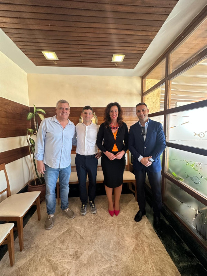 La alcaldesa de Almería, María del Mar Vázquez, junto al gerente de La Voz de Almería, Ricardo Céspedes, Francisco Escánez y el chef, José Álvarez.