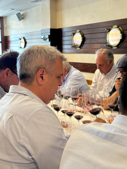 El chef José Álvarez durante la cata a ciegas.