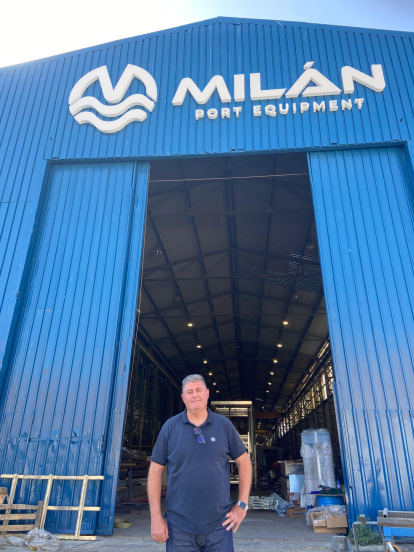 Vicente Milán, frente a la entrada de su nave, en el Puerto de Almería.