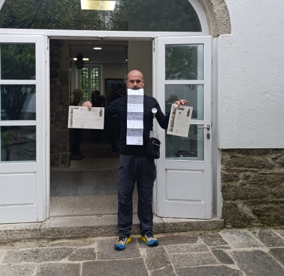 Sellando los documentos en otro camino espectacular.