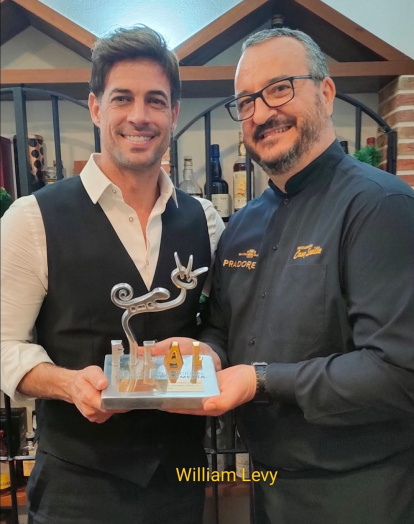 Jordi posa junto a William Levy, actor cubano.