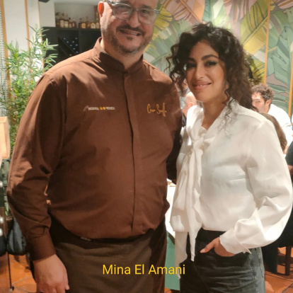 Mina El Hammani, actriz y modelo, junto a Jordi el camarero.