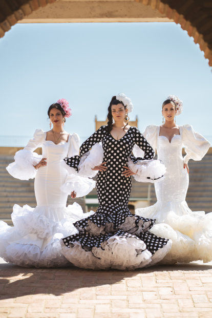 Modelos con diseños de Islu Creaciones durante una sesión promocional de la firma.