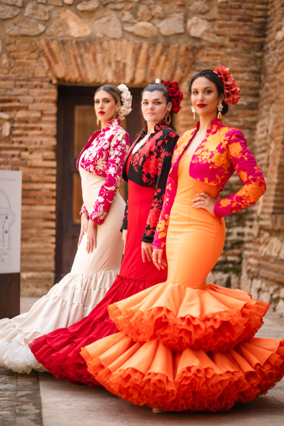 La colección combina trajes clásicos con toques contemporáneos y bordados exclusivos.