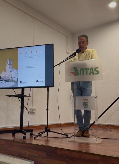 El alcalde de Antas, Pedro Ridao, durante el acto.