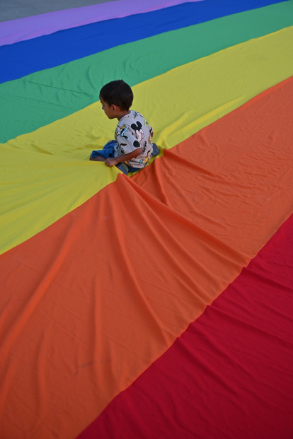 Almería abraza la diversidad con una marcha multitudinaria y lectura del manifiesto por el Día del Orgullo LGTBI.