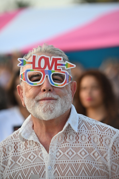 Almería abraza la diversidad con una marcha multitudinaria y lectura del manifiesto por el Día del Orgullo LGTBI.