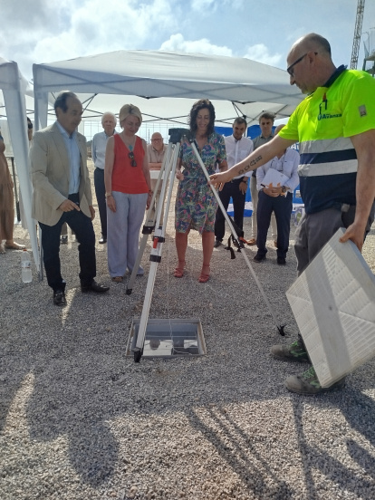 María del Mar Vázquez, alcaldesa de Almería, colocando la primera piedra