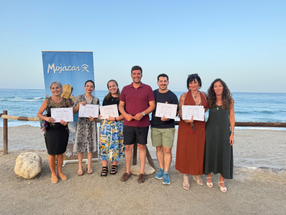 Entrega de diplomas a los artistas.